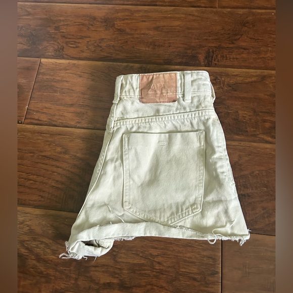 Zara jean shorts! 🤍🤍 - Picture 4 of 4